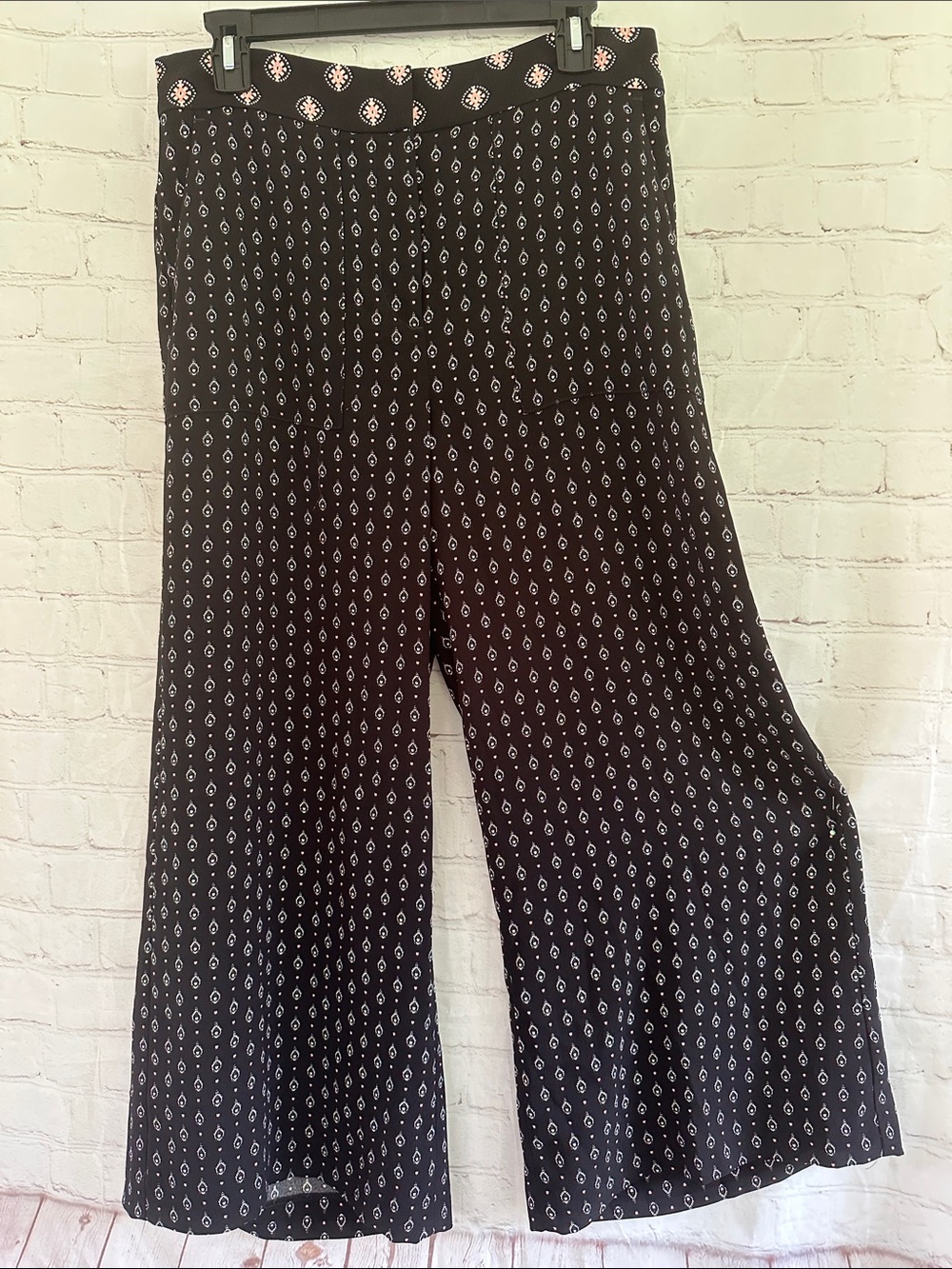 Loft Black Printed Crop Wide-Leg Pants with front and back pockets size 6